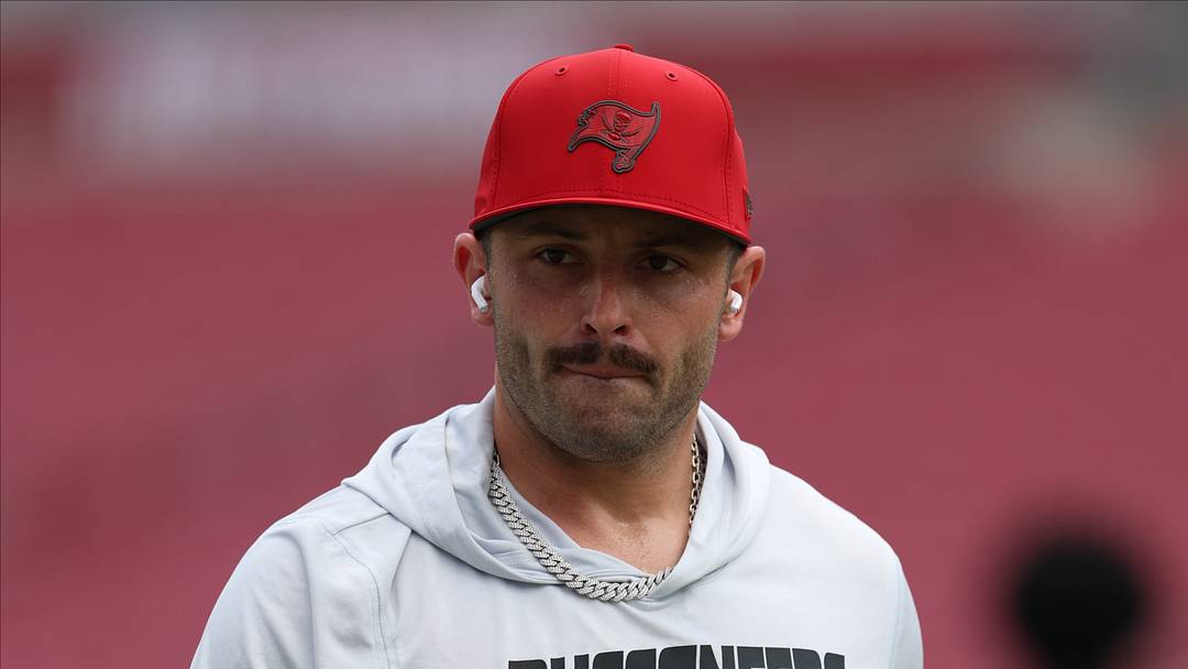 Tampa Bay Buccaneers quarterback Baker Mayfield (6) warms up prior to the game against the Cleveland Browns 