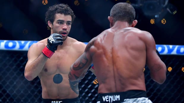 Payton Talbott fighting Raoni Barcelo