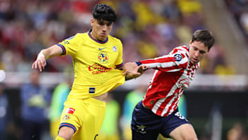 Kevin Álvarez del América es jalado por Mateo Chávez de Chivas