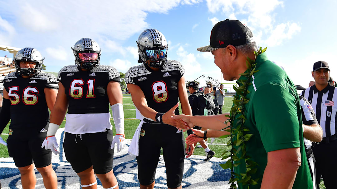  NFL retiree Jesse Sapolu shock hands with Team Mauka quarterback.  Mandatory Credit: Steven Erler-USA TODAY NETWORK  