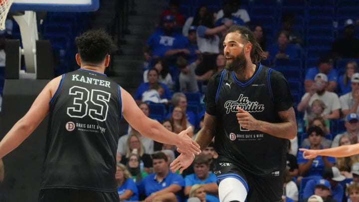 La Familia’s Willie Cauley-Stein scores and shakes hands with teammate Kemer Kanter against Herd That in the Lexington Regional Final of the TBT.
July 23, 2024