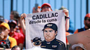 Cadillac ya despierta pasiones en el Gran Premio de México. Entre gorras, pancartas y playeras no oficiales, los fanáticos adoptan a la marca como propia.
