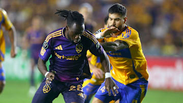 El ghanés Joseph Paintsil compite con Juan Purata