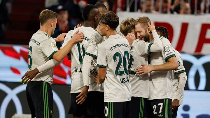 Bayern Munich players celebrating win against Werder Bremen.