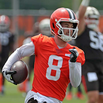 Cleveland Browns quarterback Kenny Pickett (8) runs for a touchdown as safety Rayshawn Jenkins (28) gives chase during training camp July 25, 2025, in Berea, Ohio.