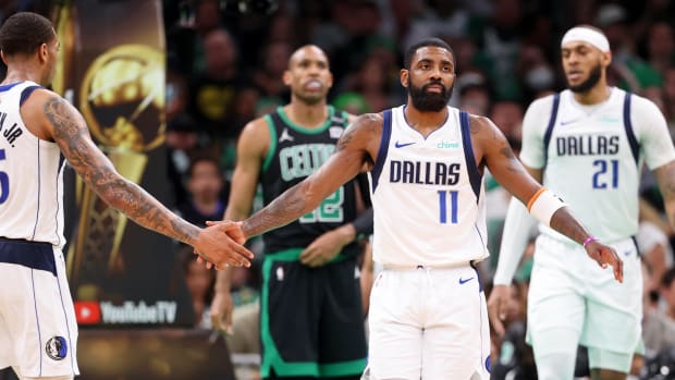 9 de junho de 2024;  Boston, Massachusetts, EUA;  O armador do Dallas Mavericks, Kyrie Irving (11) e o atacante PJ Washington (25), depois de jogar contra o Boston Celtics durante o terceiro quarto do jogo 2 das finais da NBA de 2024 no TD Garden.  Crédito obrigatório: Peter Casey-USA TODAY Sports