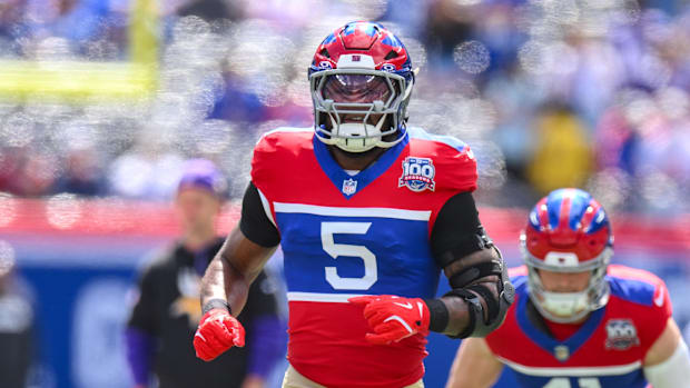 New York Giants linebacker Kayvon Thibodeaux (5) warms up before a game against the Minnesota Vikings.