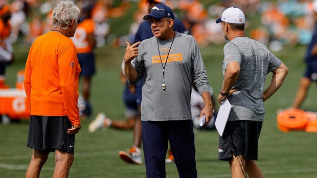  Denver Broncos head coach Sean Payton (C) during training camp at Broncos Park Powered by CommonSpirit. 