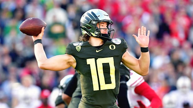 Oregon Ducks quarterback Justin Herbert (10) passes against the Wisconsin Badgers during the Rose Bowl