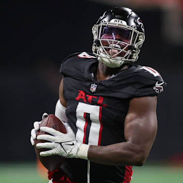 Sep 22, 2024; Atlanta, Georgia, USA; Atlanta Falcons linebacker Lorenzo Carter (0) celebrates after a defensive stop against the Kansas City Chiefs in the fourth quarter at Mercedes-Benz Stadium. Mandatory Credit: Brett Davis-Imagn Images
