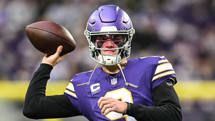 Minnesota Vikings quarterback J.J. McCarthy (9) warms up 