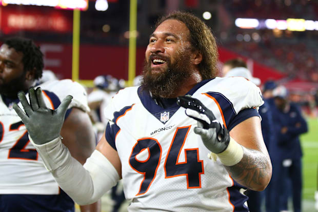 Oct 18, 2018; Glendale, AZ, USA; Denver Broncos nose tackle Domata Peko Sr. (94) reacts against the Arizona Cardinals at Stat