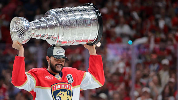 Hockey player raises Stanley Cu