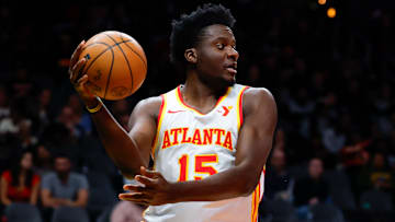 El centro de los Hawks podría llegar gratis a los Lakers en verano