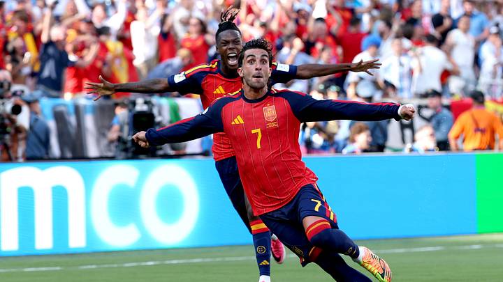 Großer Jubel bei La Roja: Spanien bezwingt Argentinien in einem dramatischen Finale und krönt sich nach 2010 zum zweiten Mal zum Weltmeister Großer Jubel bei La Roja: Spanien bezwingt Argentinien in einem dramatischen Finale und krönt sich nach 2010 zum zweiten Mal zum Weltmeister