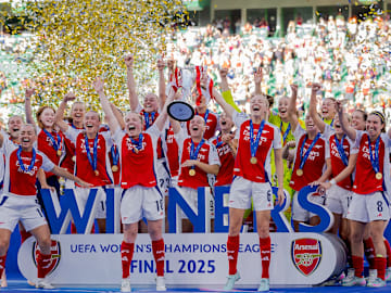O Arsenal desbancou o Barcelona para levantar a taça da Champions League Feminina de 2025