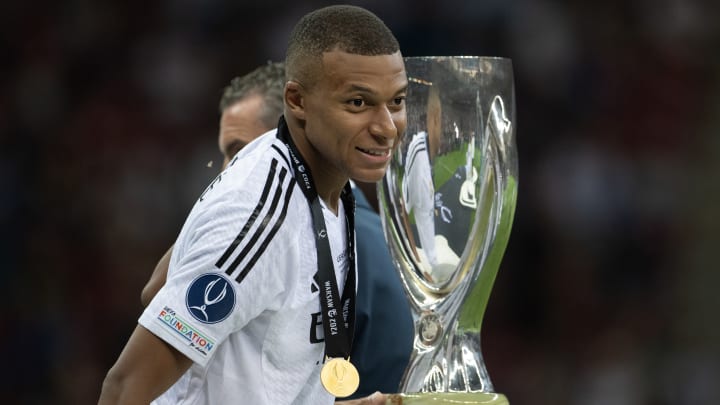 Estreia de Mbappé no Real Madrid teve gol e terminou com taça na mão e medalha no peito