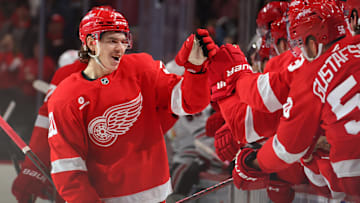 Chicago Blackhawks v Detroit Red Wings