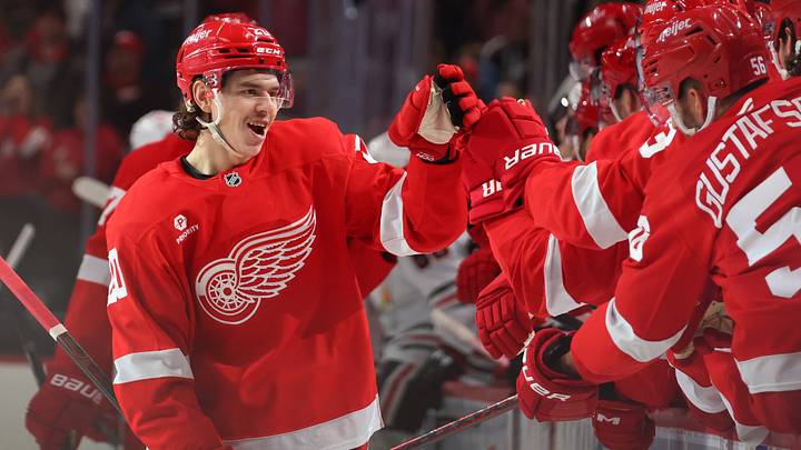 Chicago Blackhawks v Detroit Red Wings