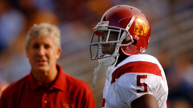 Southern California Trojans head coach Pete Carroll talks with tailback #5 Reggie Bush prior to their game against the Washin