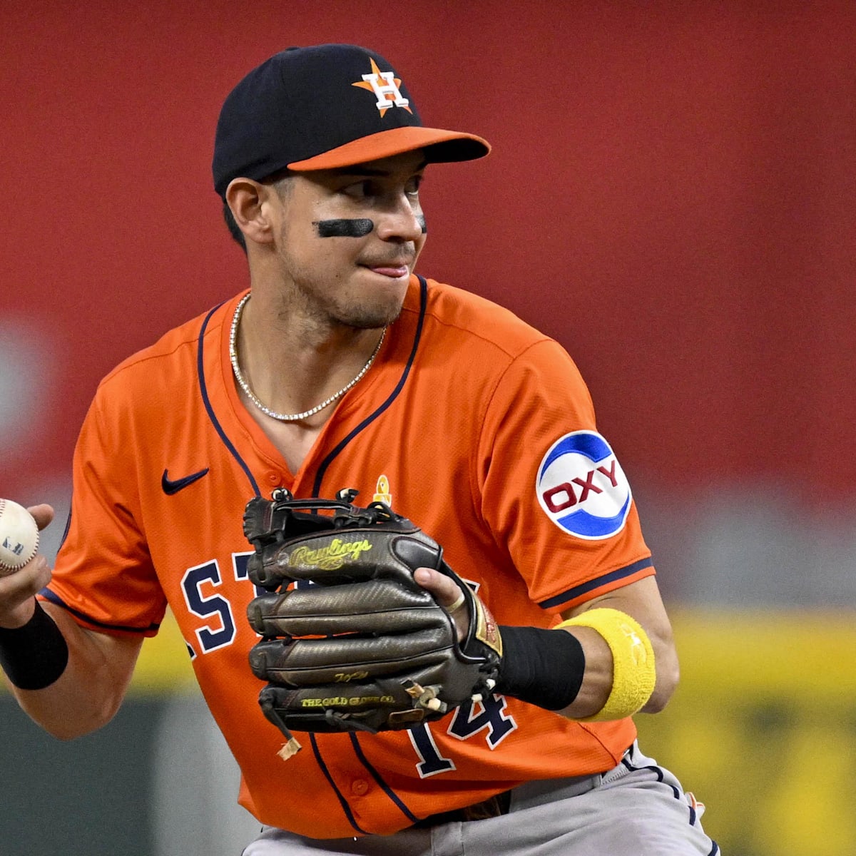 Astros Send Gold Glove Winner to Braves in Exchange for Fellow Infielder