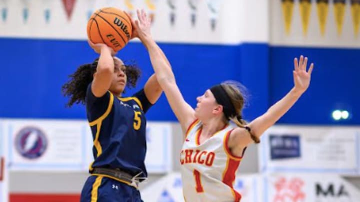 Oak Ridge guard shoots over Chico guard