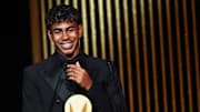 Lamine Yamal et son trophée Kopa 2024.