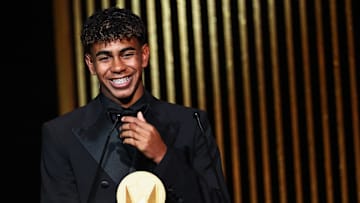 Lamine Yamal et son trophée Kopa 2024.