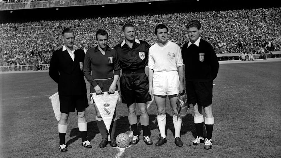 Miguel Muñoz lines up ahead of the 1957 European Cup final.