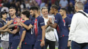 Luis Enrique et ses hommes après la victoire au Groupama Stadium.