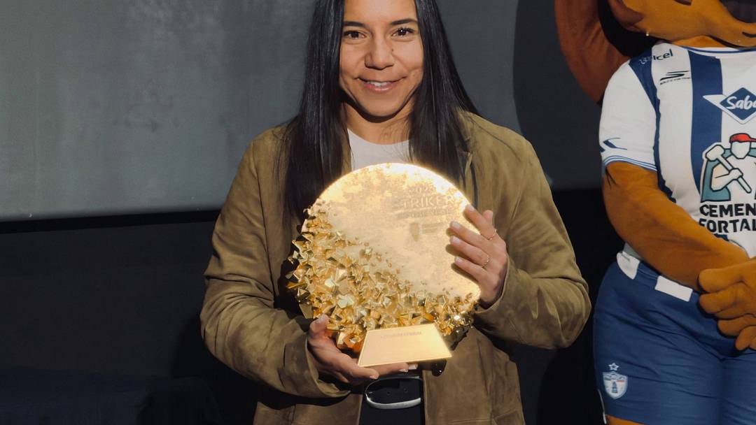 Charlyn Corral muestra su trofeo a Delantera del Año que le fue otorgado en la Gala del Balón de Oro.