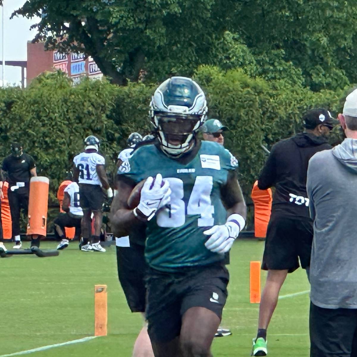 Rookie RB Prospect Cut from 53-Man Roster for Arriving Late to Final Meeting After Helping Crash Victim