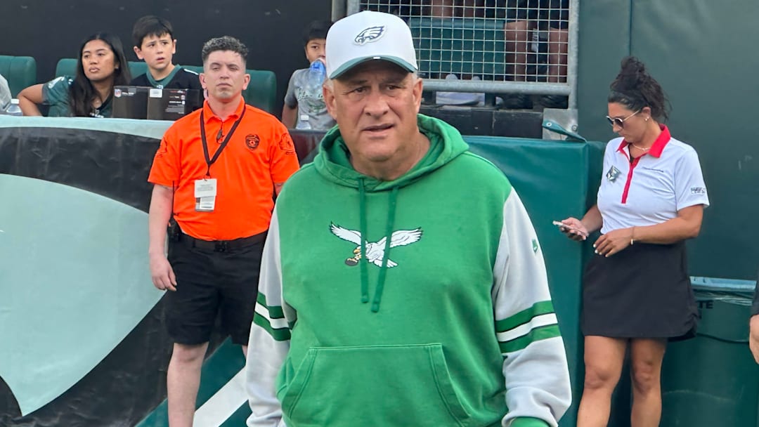 Eagles defensive coordinator Vic Fangio at practice on Aug. 10, 2025. 