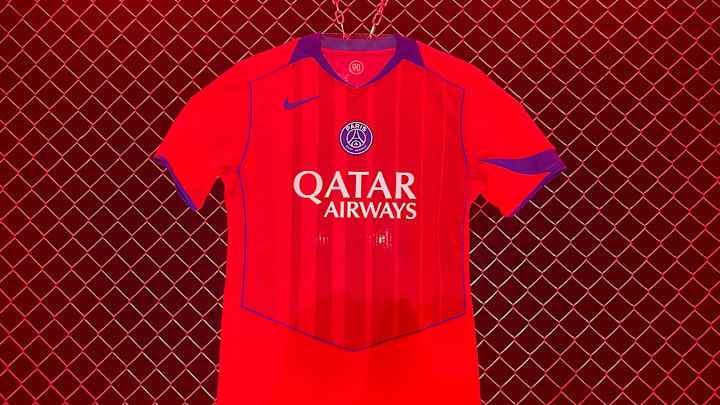 Les joueurs du PSG joueront en rouge en 2025/2026.