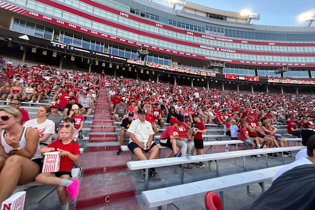 La multitud en la práctica de vista previa Big Red Red de Nebraska Football el sábado 3 de agosto de 2024.Ll PRÁCTICA en Memorial Stadium.