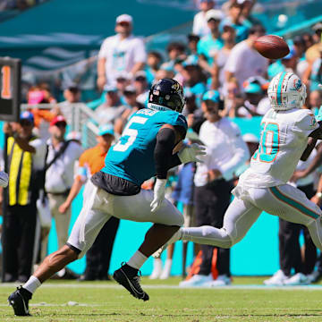 Sep 8, 2024; Miami Gardens, Florida, USA; Miami Dolphins wide receiver Tyreek Hill (10) catches the football ahead of Jacksonville Jaguars safety Andre Cisco (5) and cornerback Ronald Darby (25) during the third quarter at Hard Rock Stadium. Mandatory Credit: Sam Navarro-Imagn Images