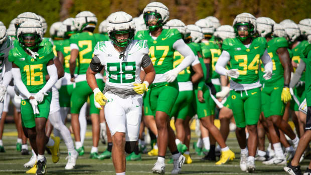 Oregon tight end Patrick Herbert runs during practice with the Oregon Ducks Wednesday