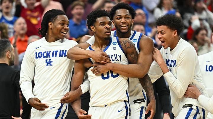 Mar 20, 2026; St. Louis, MO, USA; Kentucky Wildcats guard Otega Oweh (00) celebrates with teammates after shooting a three-point basket to tie the game against the Santa Clara Broncos.
