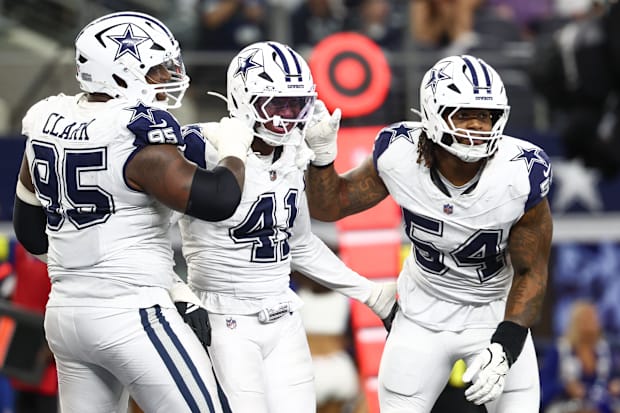 Kenny Clark y otros defensores de Dallas