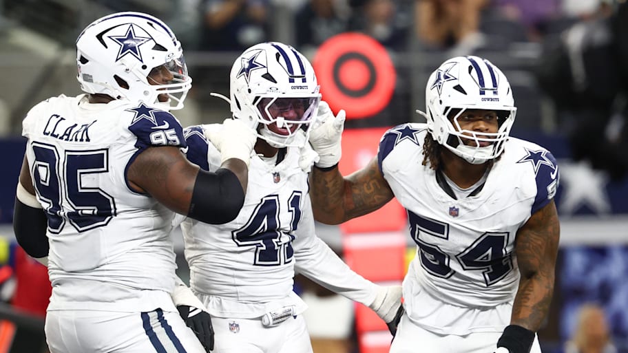 Kenny Clark and other Dallas defenders