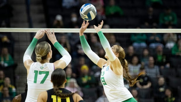 regon setter Hannah Pukis sets the ball as the No. 2 Oregon Ducks host Hawaii in the second round of the NCAA Tournament