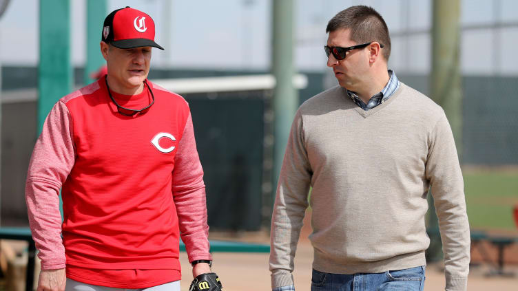 Cincinnati Reds manager David Bell (25), left, talks with general manager Nick Krall.