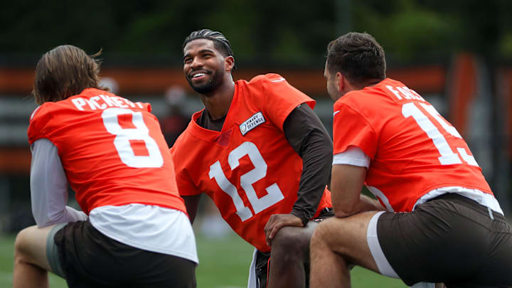 Three of the Browns four quarterbacks talk during training camp.