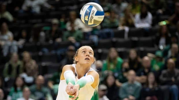 Oregon outside hitter Daley McClellan goes after the ball as the No. 2 Oregon Ducks host Hawaii