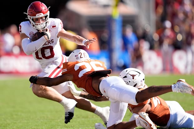 Oklahoma Sooners quarterback John Mateer (10) tries to get by Texas Longhorns linebacker Ty'Anthony Smith (26), Oct. 11, 2025