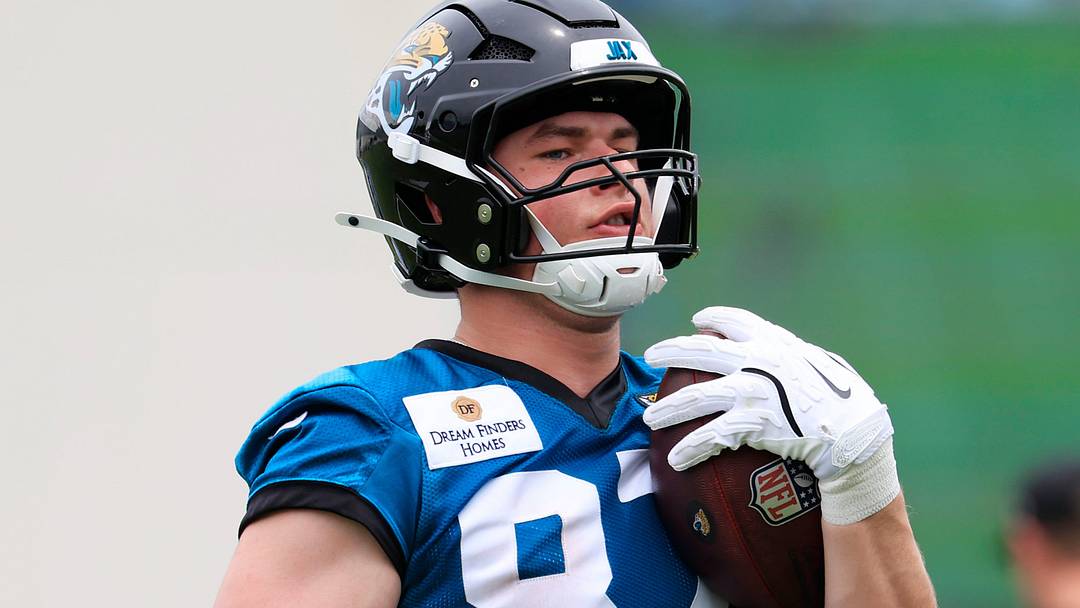 Jacksonville Jaguars tight end Nate Boerkircher (87) runs the ball during rookie minicamp at the Miller Electric Center, Saturday, May 9, 2026 in Jacksonville, Fla. Today was the second of a three day camp concluding Sunday.