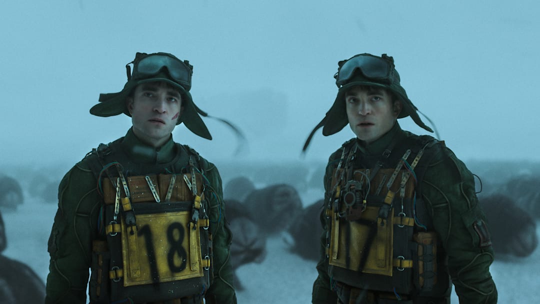 (L to r) ROBERT PATTINSON as Mickey 18 and ROBERT PATTINSON as Mickey 17 in “MICKEY 17,” a Warner Bros. Pictures release.