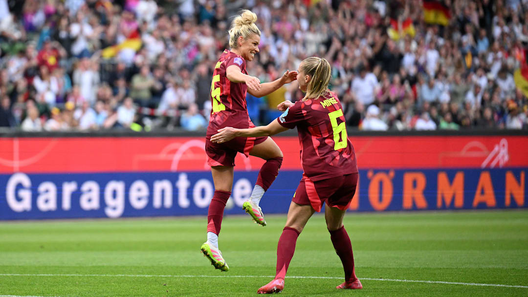 Linda Dallmann und Janina Minge bejubeln die frühe Führung für die DFB-Frauen