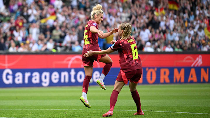 Linda Dallmann und Janina Minge bejubeln die frühe Führung für die DFB-Frauen Linda Dallmann und Janina Minge bejubeln die frühe Führung für die DFB-Frauen