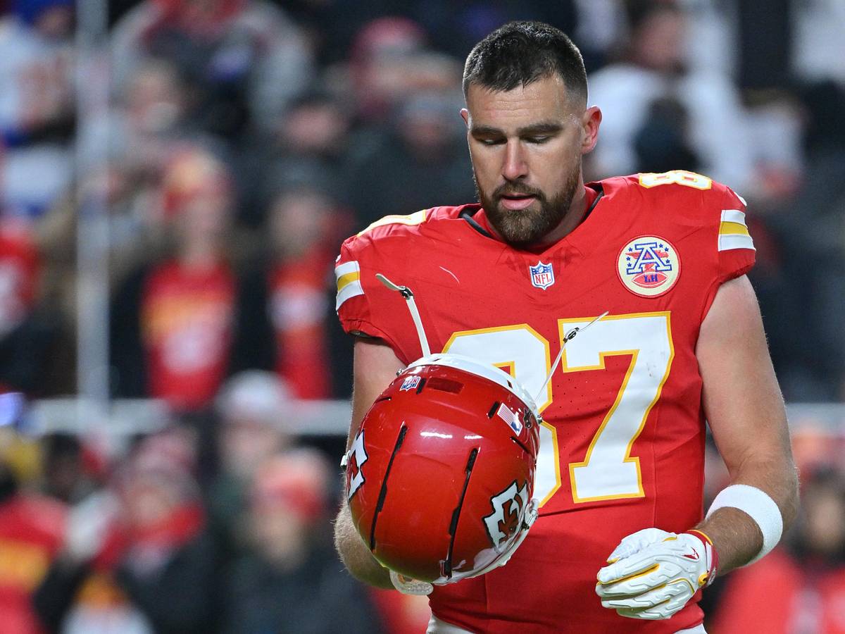 Travis Kelce Became the Saddest Meme After Dropped Pass in Chiefs' Loss to  Texans